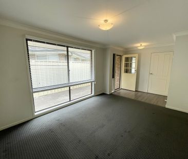 FOUR BEDROOM FAMILY HOME WITH INGROUND POOL! - Photo 5