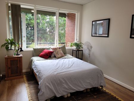 Renovated One Bedroom - Photo 2
