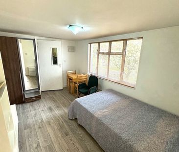 Studio Flat, Chatsworth Road, NW2 - Photo 2