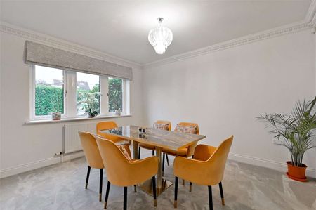 An exceptional detached family home in an exclusive gated setting. - Photo 3