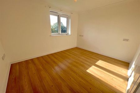 Midanbury Court, SO18 - Photo 4