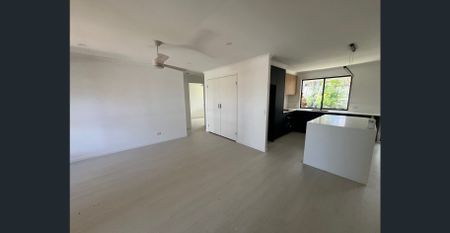 Designer Living in Prime Arundel – Just 1 km to GCUH - Photo 3