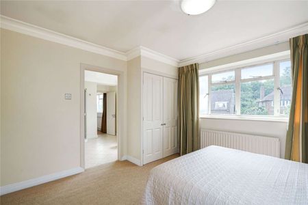 A fabulous four bedroom family house with an exceptional garden - Photo 4