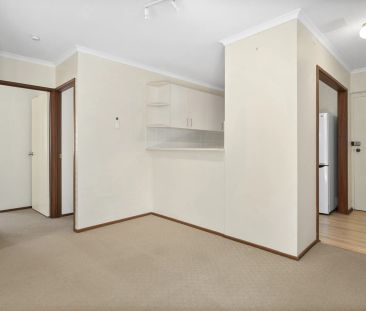 Bright & Private Ground Floor 2-Bedroom Apartment - Photo 3