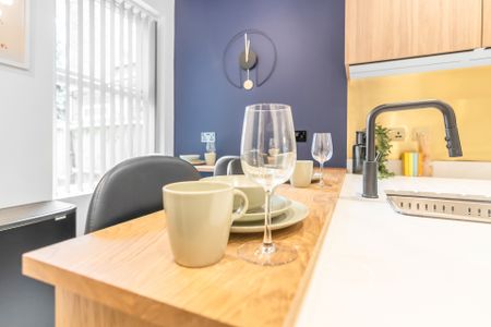 6 bedroom house to rent Hitchin Road, Luton, Bedfordshire, LU2 - Photo 4