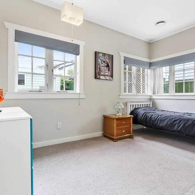 Charming Epsom 3BR bungalow w/ Fully Fenced Garden - Photo 1