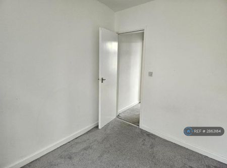 3 bedroom end of terrace house to rent - Photo 2