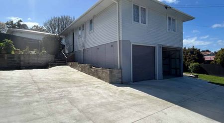 Family home with fruit bearing trees. - Photo 3
