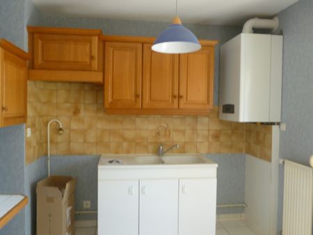 CHALONS EN CHAMPAGNE- Appartement de type 2 avec balcon et garage, disponible de suite. - Photo 4