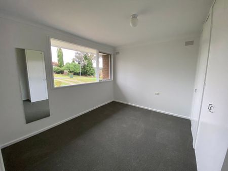 Charming 2-Bedroom Home with Stunning Mountain Views! - Photo 3