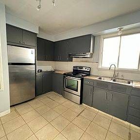 Spacious 2 bed + den, 1 bath upper level house in Windsor park, minute - Photo 4