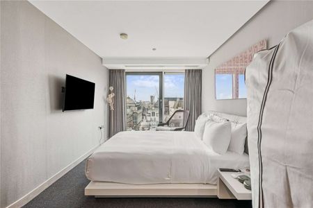 A sophisticated West End penthouse offering private outdoor space, five-star hotel services and effortless luxury living at one of London’s most prestigious addresses. - Photo 3