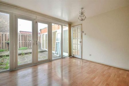 Farnham Gardens, Raynes, SW20 - Photo 3