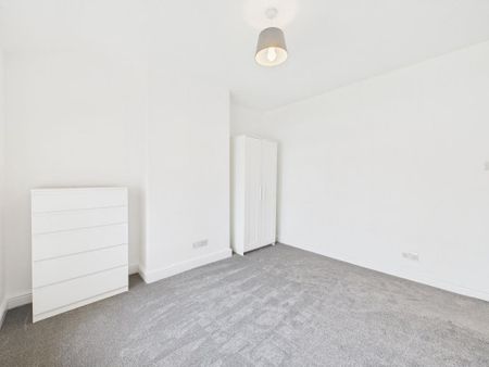 5 bedroom semi-detached house to rent - Photo 4