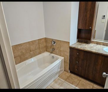 Beau grand 4 1/2 rue Gatien, près galeries 1er dec - Photo 2