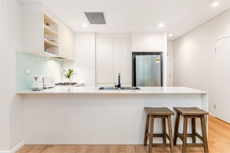 Spacious North-Facing 2-Bedroom Apartment with Courtyard Oasis - Photo 3