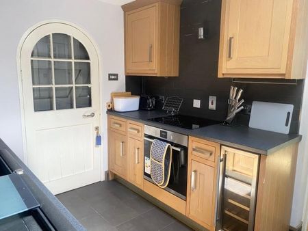 Secluded, self-contained annex in unique ancient woodland setting, with fully-equipped kitchen, lounge-diner & conservatory. Weekly rates can be agreed - Photo 5