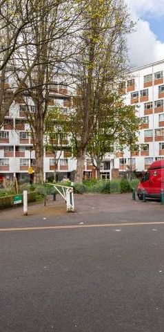 Spacious two bedroom flat set in an iconic post war ex local landmark building - Photo 1