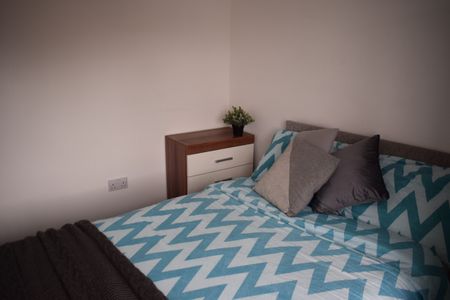 Double Furnished Room - Large Communal Space - Photo 4