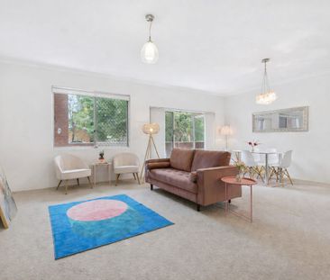 Spacious & Light-Filled Apartment in Prime Carlton Location - Photo 1