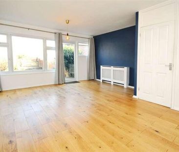 The Hawthorns, Loughton, IG10 - Photo 1