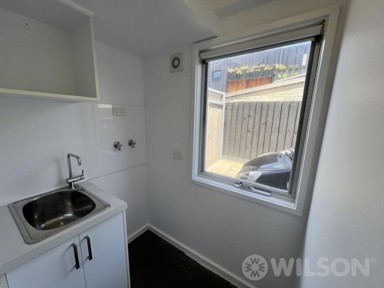 Modern 1 bedroom apartment with private courtyard - Photo 1