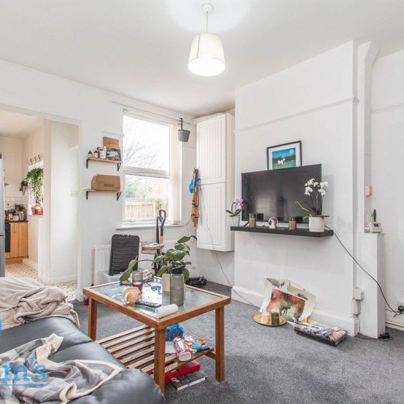 References Pending - 3 bed Mid Terraced House - Photo 1