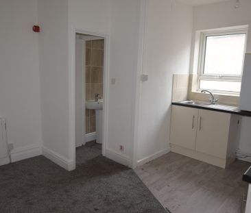 To Let 1 Bed Flat - Photo 4