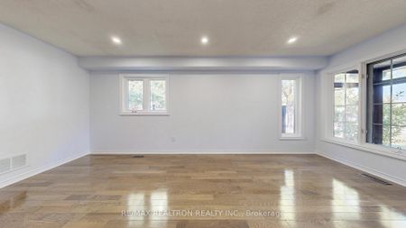 For Lease - 558 Willowick Drive, Newmarket, Ontario - Photo 4