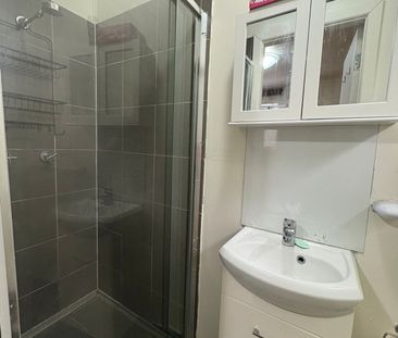 SPACIOUS SELF CONTAINED UNIT IN PRIME LOCATION - Photo 4