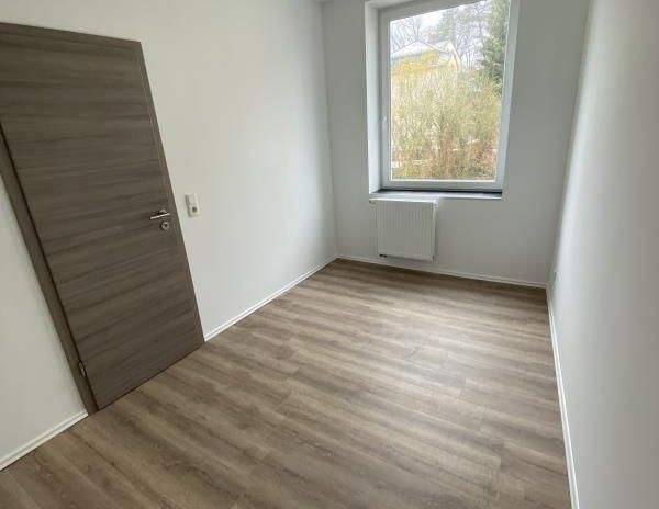SANIERTE 2-Raum-Wohnung mit EBK - 1. OG - AB 01.12.2025 - PAUSCHALMIETE - Photo 1