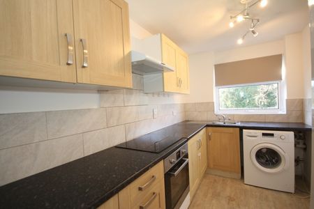 Davos Close, Woking - Photo 2