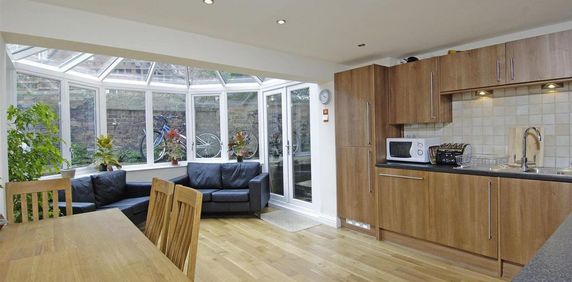 1 bedroom in a house share to rent - Photo 2