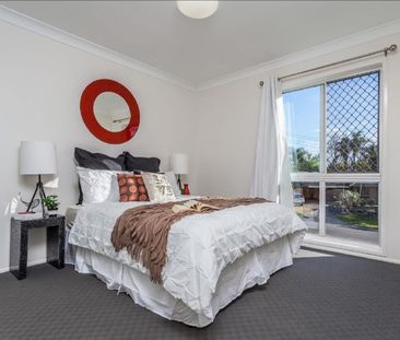 MODERN HOME WITH LARGE ENTERTAINING AREA - Photo 3