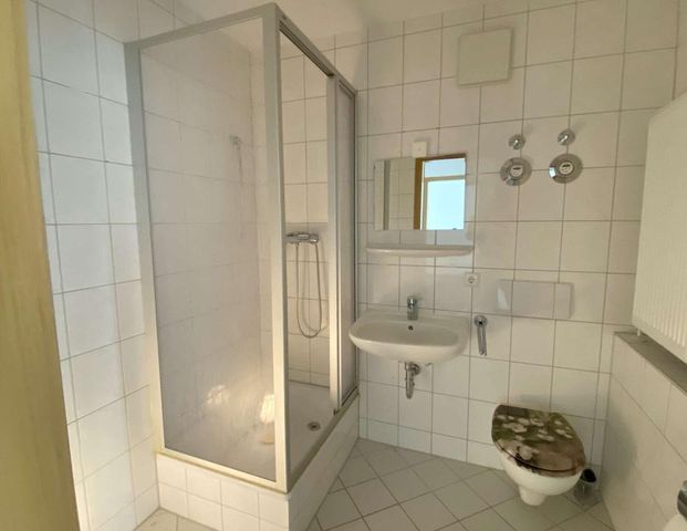 Wählen Sie Ihren Bodenbelag / helle 2 Raumwohnung mit Balkon - Foto 1