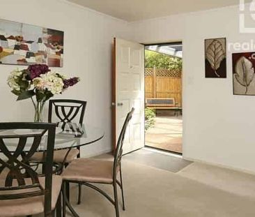 Elegant Brick & Tile Home with Ensuite & Entertain - Photo 2