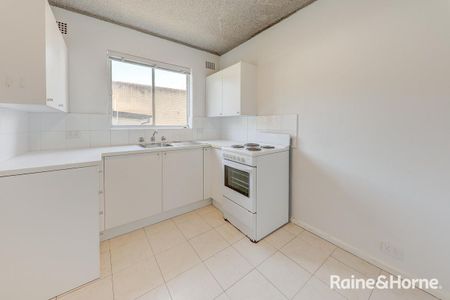 Two Bedroom Unit in the Heart of Kingsford - Photo 4