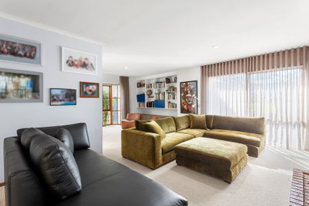 Fully-furnished and Well-appointed Family Home overlooking Ranelagh reserve – Walk to Village & Beach - Photo 2
