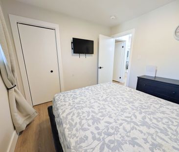 Beautiful 3 Bedroom Main Unit in Niagara Falls! - Photo 1