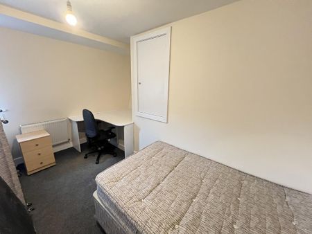 6 bedroom flat to rent - Photo 2