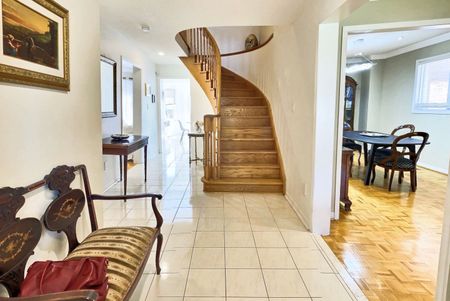 For Lease - 920 College Manor Drive, Newmarket, Ontario - Photo 2