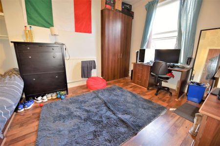 5 bedroom House in Moorland Avenue (5 bed), Leeds - Photo 5