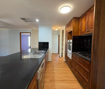 Spacious 4-Bedroom Family Home with Swimming Pool - Photo 6