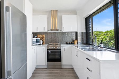 Waterfront ease in prime position - Photo 3