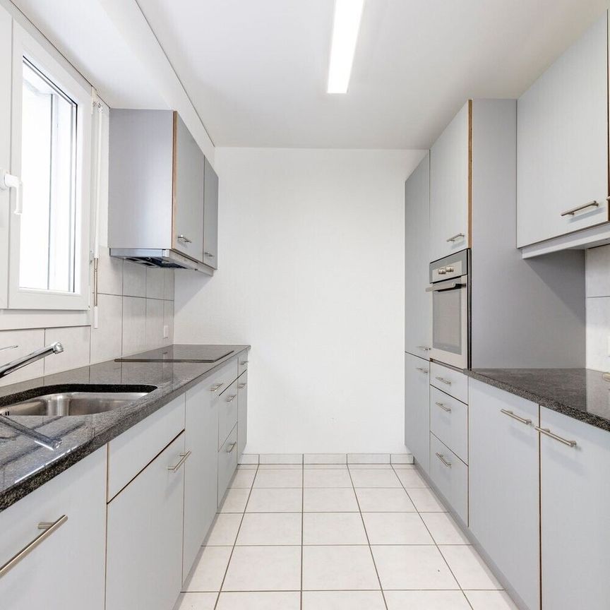 Modern 3 1/2 – room apartment with glazed balcony - Photo 1