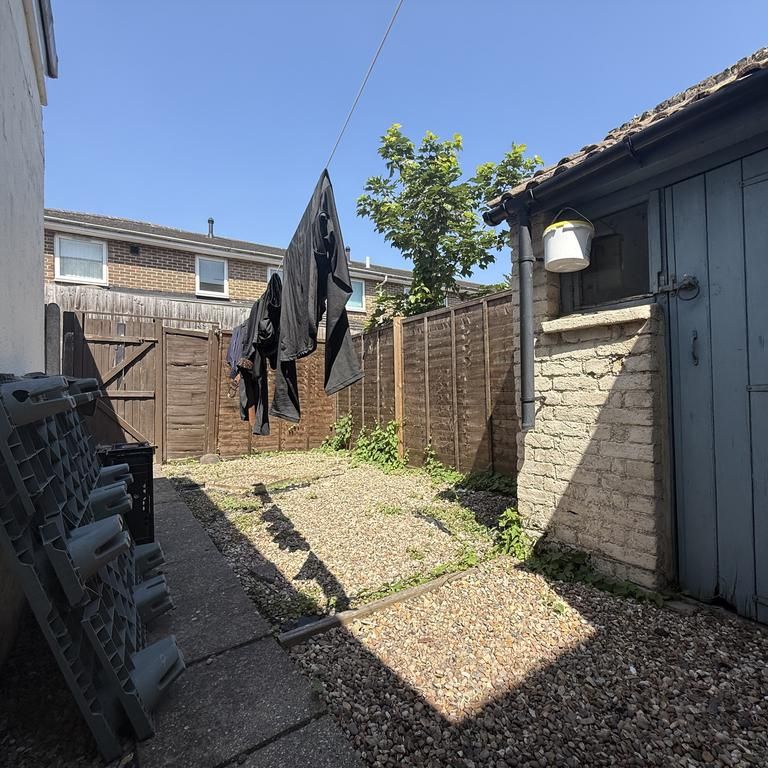 2 bedroom terraced house to rent - Photo 1