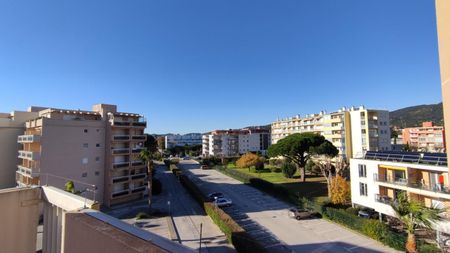 LE LAVANDOU Appartement 2 pièces 31 m2+terrasse vue mer+parking sécurisé à louer meublé à l'année - Photo 4