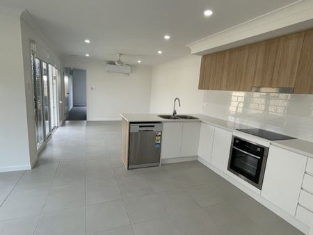 Stylish, Modern & Compact Family Home - Photo 4