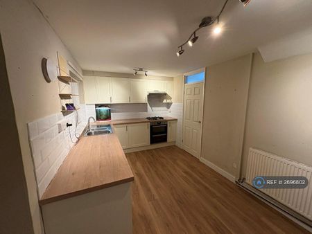 3 bedroom end of terrace house to rent - Photo 2