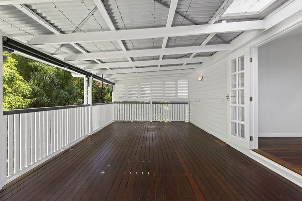 The ultimate family home with pool, premium appliances and exceptional lifestyle - Photo 1